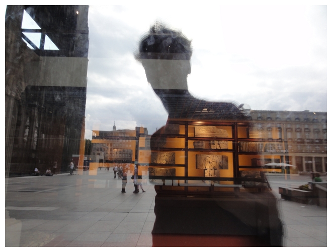 Thomas spiegelt sich