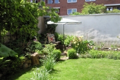 Sonniger Garten in der Stadt