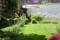 Sonniger Garten in der Stadt